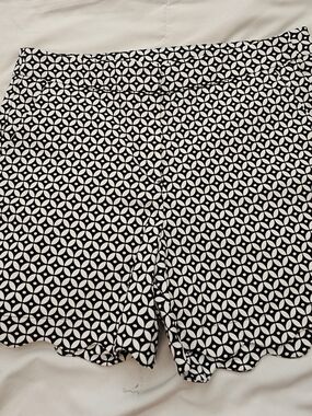 New Directions Black & White Geometric Scallop-Hem Shorts